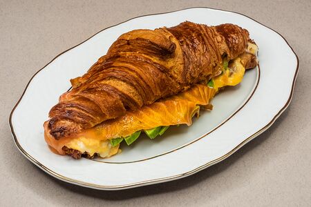 Круассан со скрэмблом, авокадо и лососем
