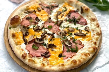 Пицца с беконом, грибами и сыром чеддер