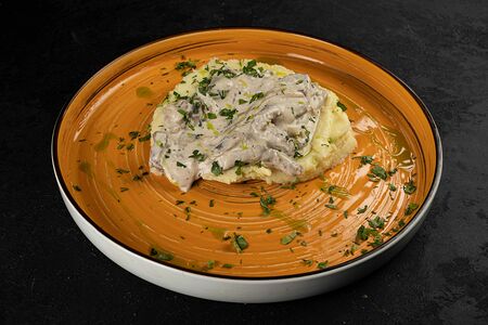 Бефстроганов с пюре из картофеля