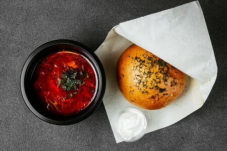 Борщ со сметаной и чесночной булочкой