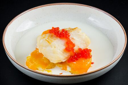 Треска и запеченный с сыром картофель на сливочно-кокосовом соусе