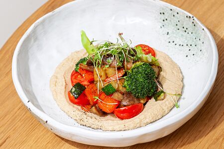 Теплый салат с хумусом и овощами