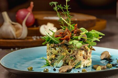 Пивной салат с копченостями