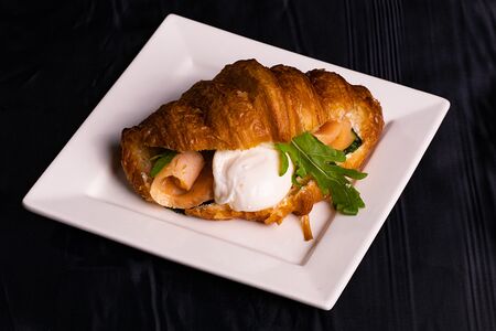 Круассан с лососем и яйцом пашот