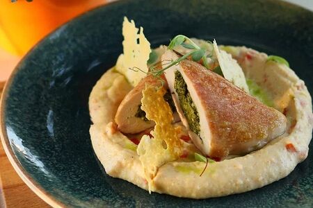 Куриное филе со шпинатом на картофельном пюре