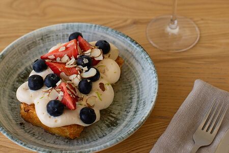 Тост-бриошь с ягодами и кремом дипломат