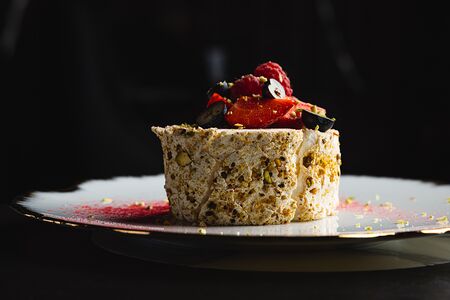 Меренговый рулет с малиново-клубничным конфи