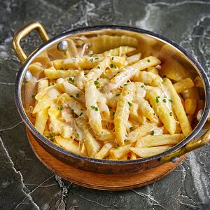 Картофель фри с сыром и соусом горгонзола