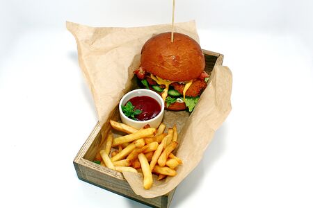 Бургер с котлетой из мраморной говядины с картофелем по-деревенски