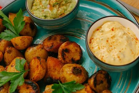 Запеченный картофель с острым сырным соусом