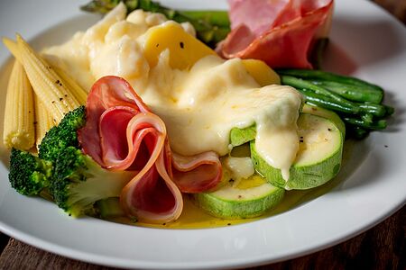 Раклет с овощами и ветчиной