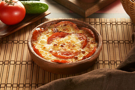 Жареный сыр с помидорами