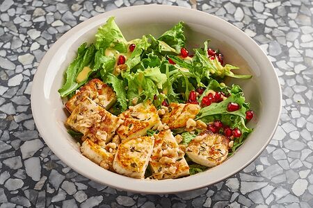 Салат с жареным сыром