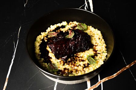 Говяжье ребро с соусом кальбичим-порто и фрегола