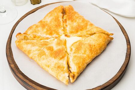 Хачапури из слоеного теста с сулугуни