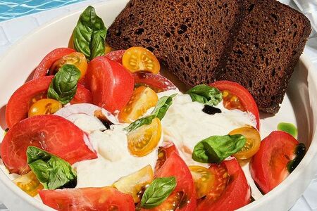 Салат со страчателлой томатами и бородинским хлебом