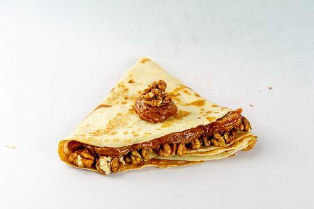 Блин с вареной сгущенкой и грецким орехом