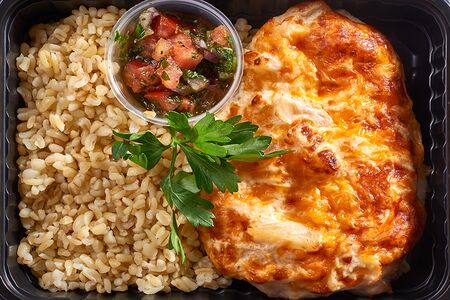 Грудка с ананасом под шапкой из сыра чеддер с булгуром и соусом сальса