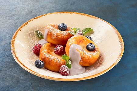 Сырники с заварным кремом и ягодами