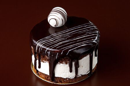 Пирожное шоколадно-вишневое