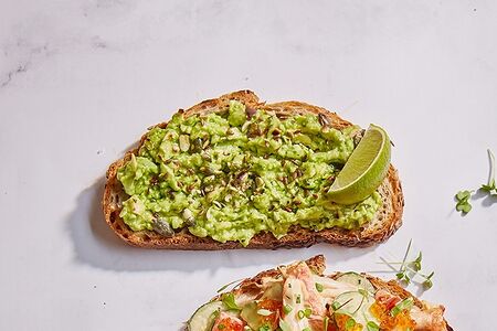 Брускетта с авокадо и лаймом