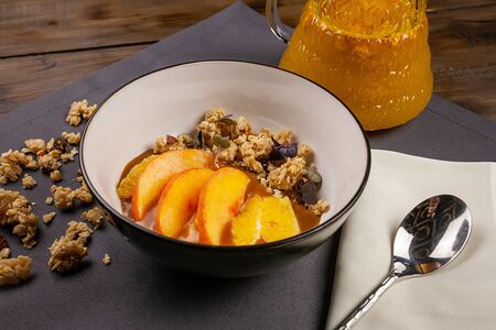 Греческий йогурт с гранолой