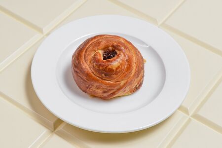 Пирожок с конфитюром из вишни