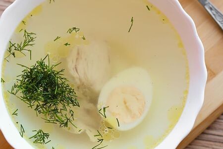 Бульон куриный с зеленью и гренками