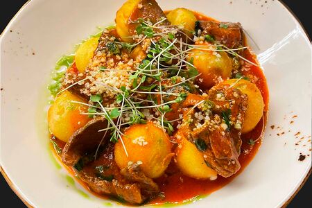 Сырно-картофельные крокеты с ростбифом в томатном соусе