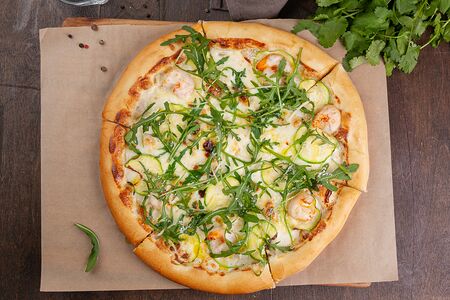 Классическая пицца с креветками и цукини