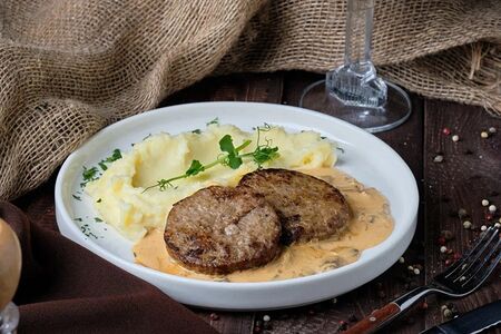 Бифштексы из говядины с картофельным пюре