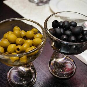 Маслины и оливки