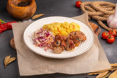 Большая тарелка с рисом и овощами