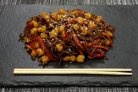 Soba с креветками в устричном соусе