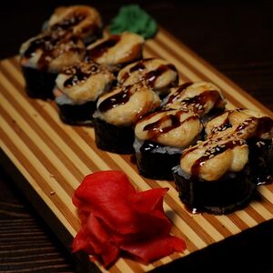 Запеченный мини-ролл с крабом