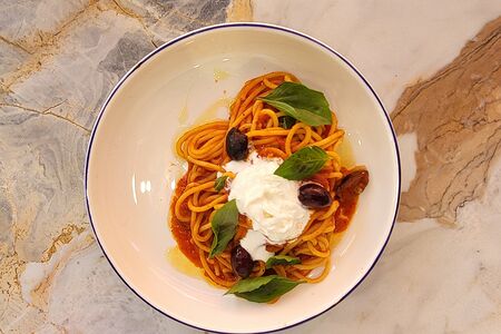 Паста Помодоро с оливками Каламата