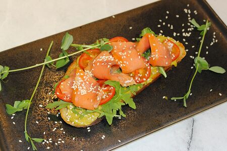 Брускетта с лососем