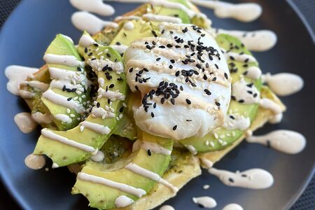 Вафля Авокадо, песто и яйцо пашот