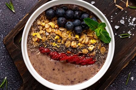 Смузи-боул с клубникой и голубикой