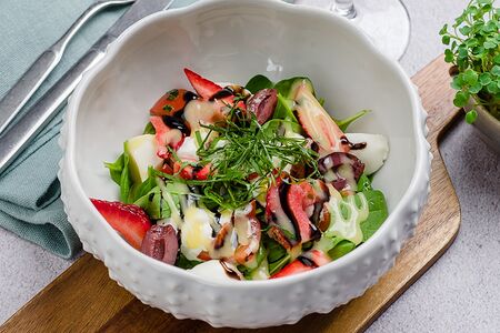 Капрезе со страчателлой, свежей клубникой, кедровым орехом и лавандовой заправкой