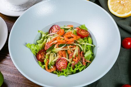 Салат с овощами и лососем