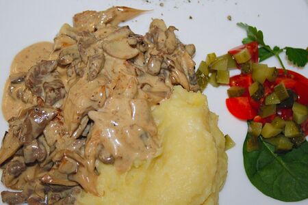 Бефстроганов с картофельным пюре