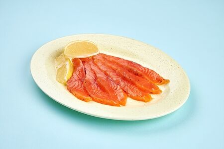 Рыба слабой соли семейства лососевых