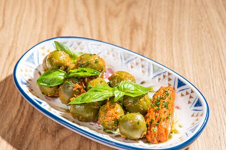 Оливки с тапенадом из вяленых томатов