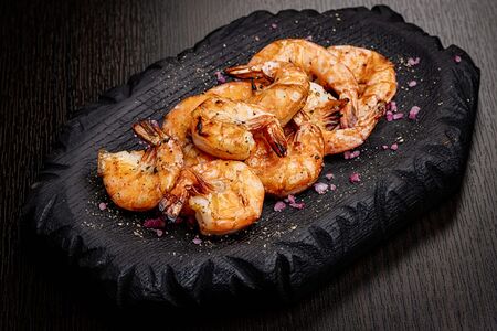 Креветки на гриле с пряно-острым вареньем из обожженных лимонов