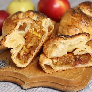 Самса с яблоком