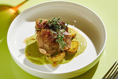 Свиная корейка с молодым картофелем и страчателлой