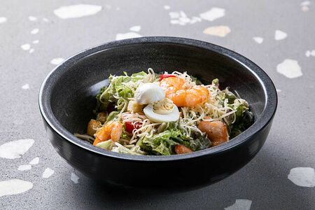 Салат Цезарь с креветками