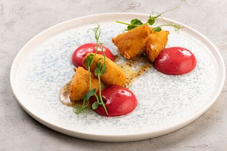 Сыр моцарелла, медово-горчичный соус и малиновый мусс