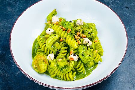 Фузилини с песто, копченым сыром и креветками
